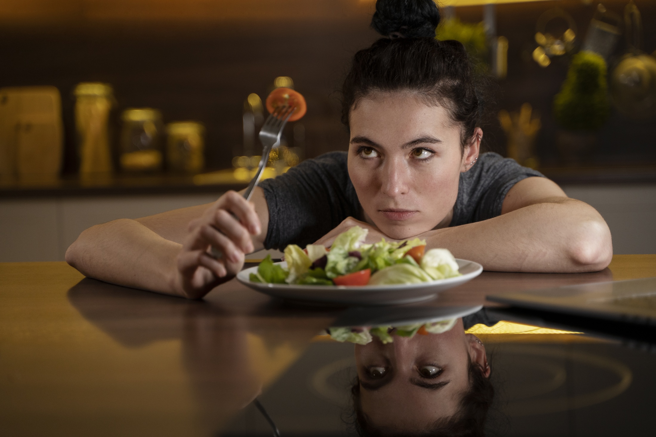 Frau die versucht sich zu hause gesund zu ernahren